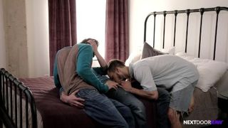 Гомосек согласился на тройничок и поебался с парнями своего старшего брата